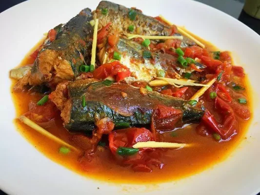 Bữa cơm gia đình: Cá nục kho cà