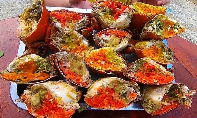 Cận cảnh phần gạch cua đỏ tươi béo ngậy sau khi tách mai