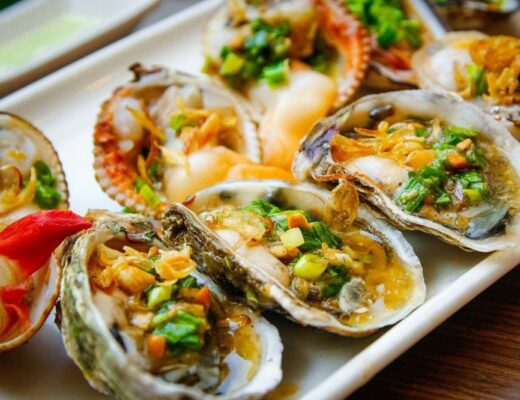 Hàu nướng mỡ hành là một trong những món hải sản hấp dẫn