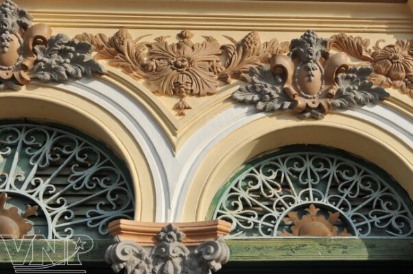 Đắp nổi trên vòm cửa, minh chứng cho sự giao thoa văn hóa tinh tế