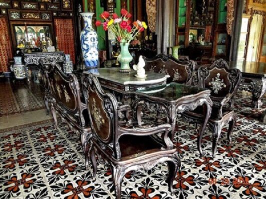Nội thất sang trọng bên trong Nhà cổ Bình Thủy với bộ bàn ghế cẩm thạch và đèn chùm kiểu Pháp