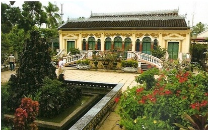 Một góc sân vườn với hòn non bộ phong thủy trong khuôn viên nhà cổ, thể hiện quan niệm tâm linh của người xưa