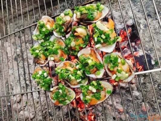 Những con sò tộ đang nướng mỡ hành sôi xèo xèo