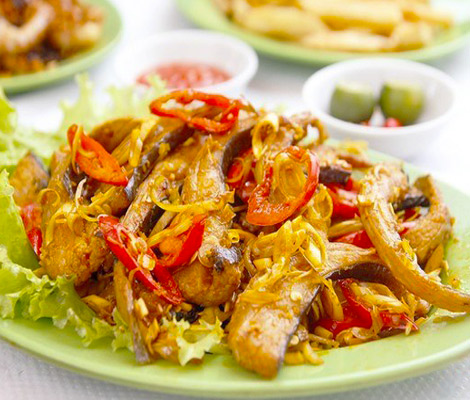 Cá chép giòn xào lăn nấm hương: Món nhậu dai giòn sần sật cực hao bia