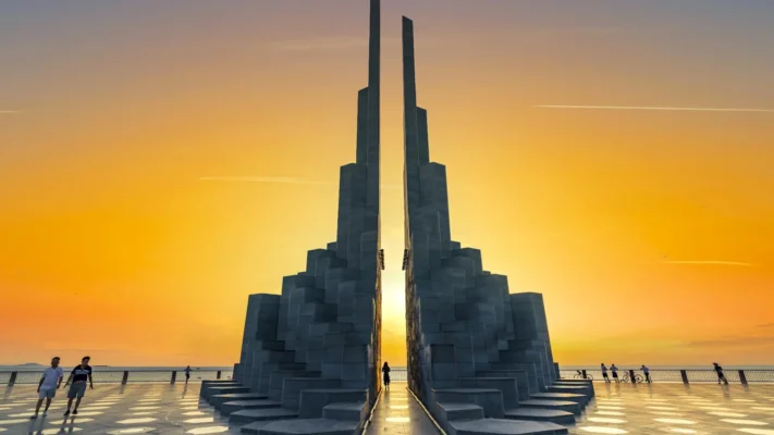 Lễ 30/04 - 01/05 Đi Đâu Chơi Ở Miền Trung? Top Cung Đường Biển Hoang Sơ "Chữa Lành" Hot Nhất 2026