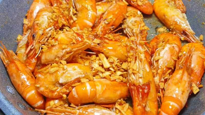 Cách làm tôm càng cháy tỏi da giòn, thịt mọng nước như nhà hàng
