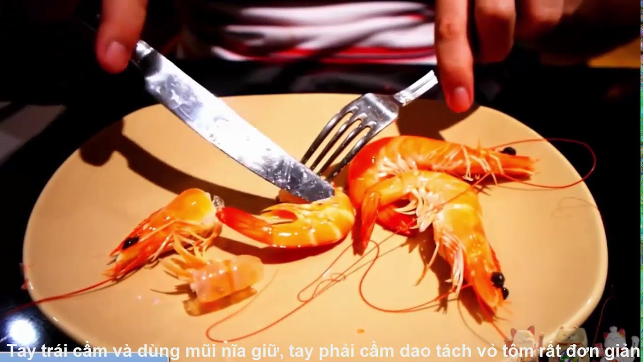 Hướng dẫn bóc tôm bằng đũa và thìa cực thanh lịch khi đi ăn tiệc nhà hàng sang trọng